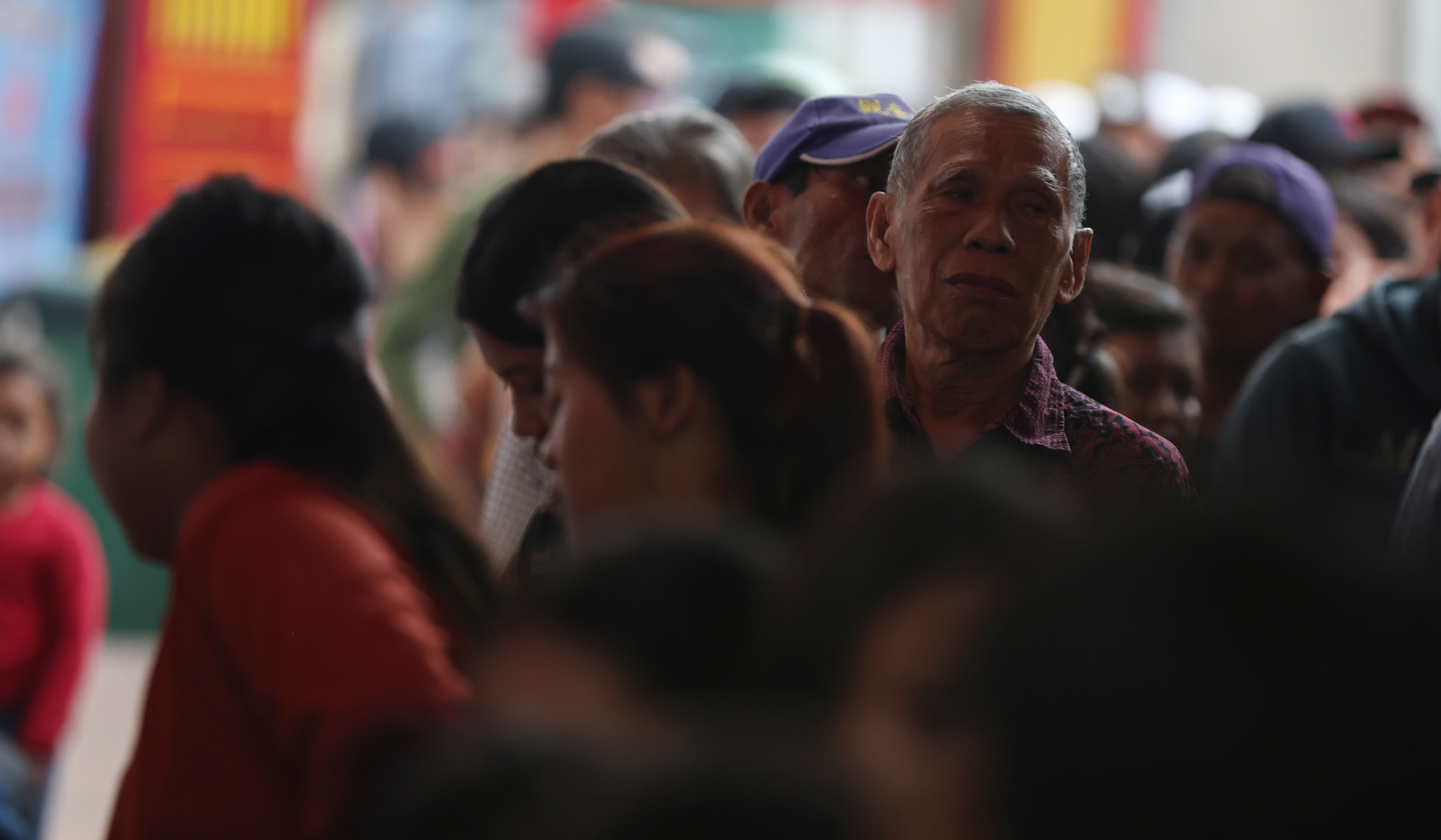 Pembagian takjil gratis di Wihara Dharma Bakti. (Agus Priatna/SinPo.id)