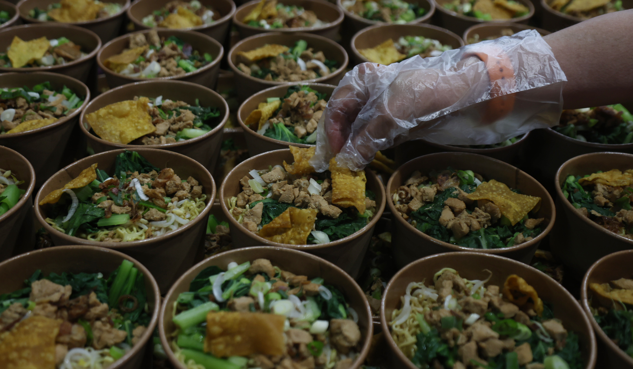 Pembagian takjil gratis di Wihara Dharma Bakti. (Agus Priatna/SinPo.id)