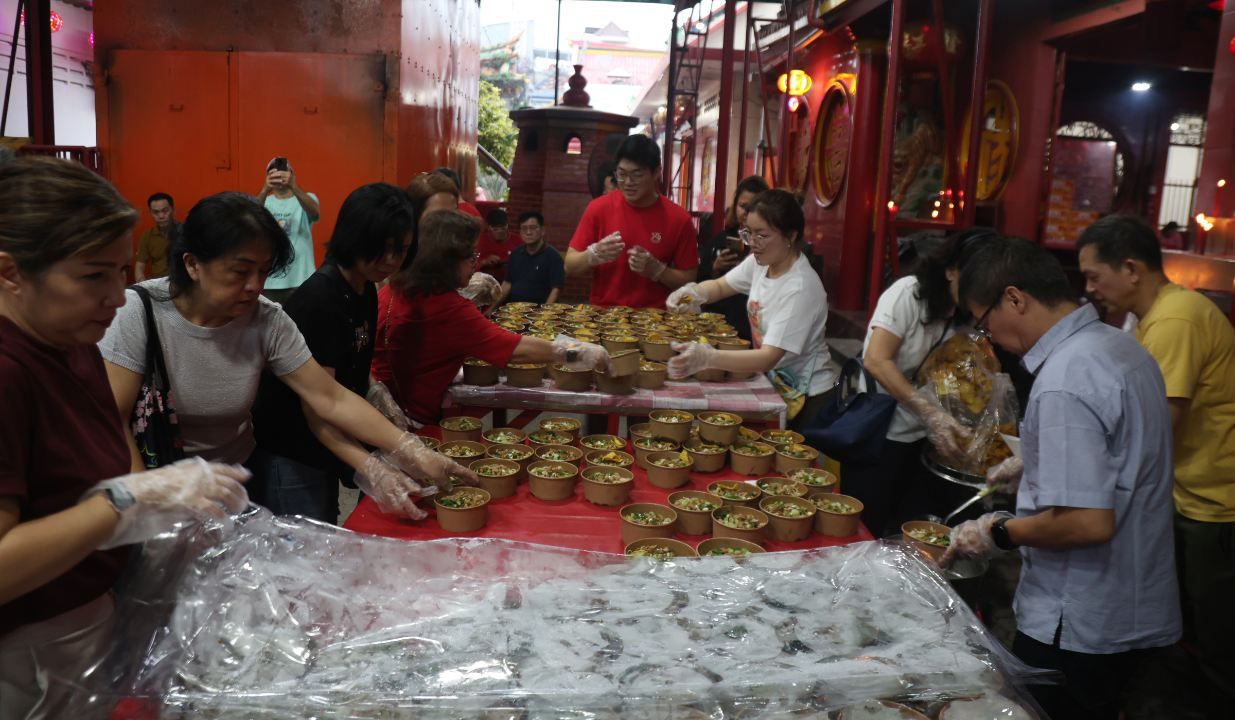 Pembagian takjil gratis di Wihara Dharma Bakti. (Agus Priatna/SinPo.id)
