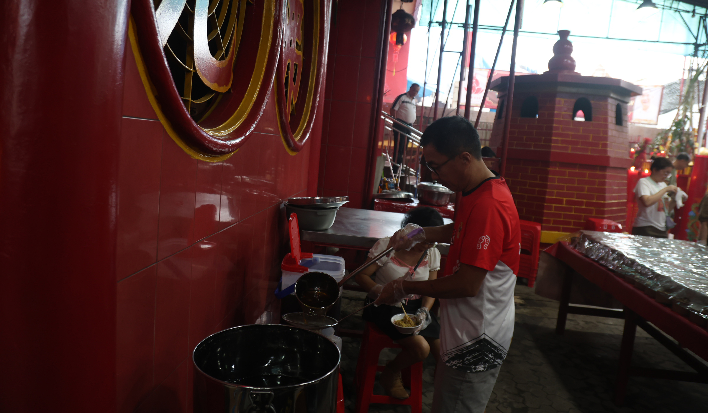 Pembagian takjil gratis di Wihara Dharma Bakti. (Agus Priatna/SinPo.id)