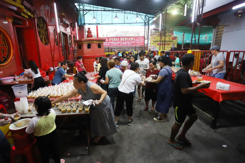Masyarakat Tionghoa menyediakan makanan takjil berbuka puasa di Wihara Dharma Bakti Petak Sembilan (Ashar/SinPo.id)