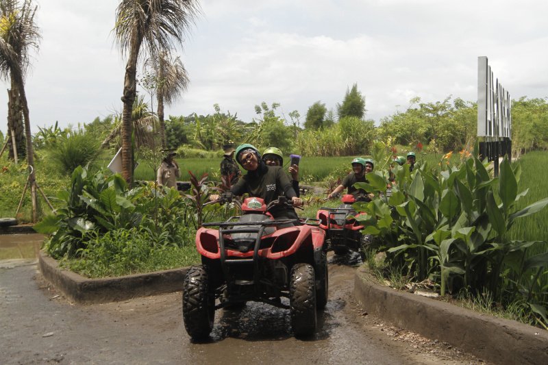 Wisata mengelilingi dengan menggunakan ATV  di desa Singapadu, Kabupaten Gianyar, Bali ini sangat diminati oleh wisatawan lokal dan wisatawan asing (Ashar/SinPo.id)