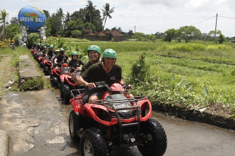 Wisata mengelilingi dengan menggunakan ATV  di desa Singapadu, Kabupaten Gianyar, Bali ini sangat diminati oleh wisatawan lokal dan wisatawan asing (Ashar/SinPo.id)