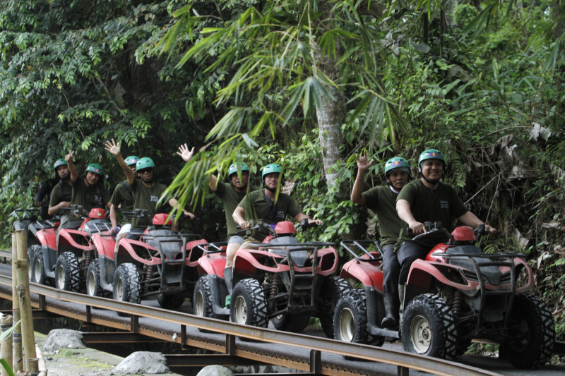 Wisata mengelilingi dengan menggunakan ATV  di desa Singapadu, Kabupaten Gianyar, Bali ini sangat diminati oleh wisatawan lokal dan wisatawan asing (Ashar/SinPo.id)