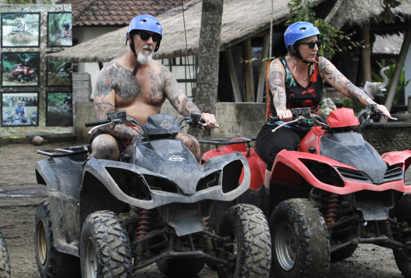 Wisata mengelilingi dengan menggunakan ATV  di desa Singapadu, Kabupaten Gianyar, Bali ini sangat diminati oleh wisatawan lokal dan wisatawan asing (Ashar/SinPo.id)
