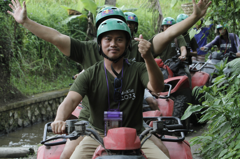 Wisata mengelilingi dengan menggunakan ATV  di desa Singapadu, Kabupaten Gianyar, Bali ini sangat diminati oleh wisatawan lokal dan wisatawan asing (Ashar/SinPo.id)