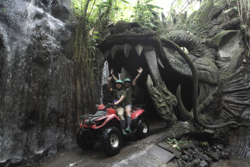 Wisata mengelilingi dengan menggunakan ATV  di desa Singapadu, Kabupaten Gianyar, Bali ini sangat diminati oleh wisatawan lokal dan wisatawan asing (Ashar/SinPo.id)