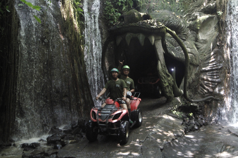 Wisata mengelilingi dengan menggunakan ATV  di desa Singapadu, Kabupaten Gianyar, Bali ini sangat diminati oleh wisatawan lokal dan wisatawan asing (Ashar/SinPo.id)