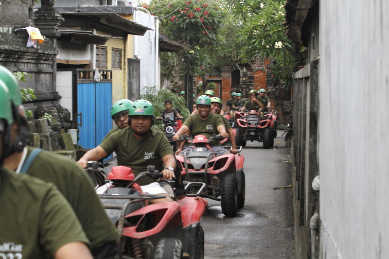 Wisata mengelilingi dengan menggunakan ATV  di desa Singapadu, Kabupaten Gianyar, Bali ini sangat diminati oleh wisatawan lokal dan wisatawan asing (Ashar/SinPo.id)