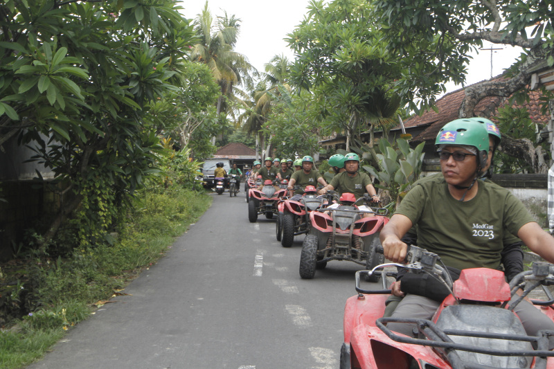 Wisata mengelilingi dengan menggunakan ATV  di desa Singapadu, Kabupaten Gianyar, Bali ini sangat diminati oleh wisatawan lokal dan wisatawan asing (Ashar/SinPo.id)