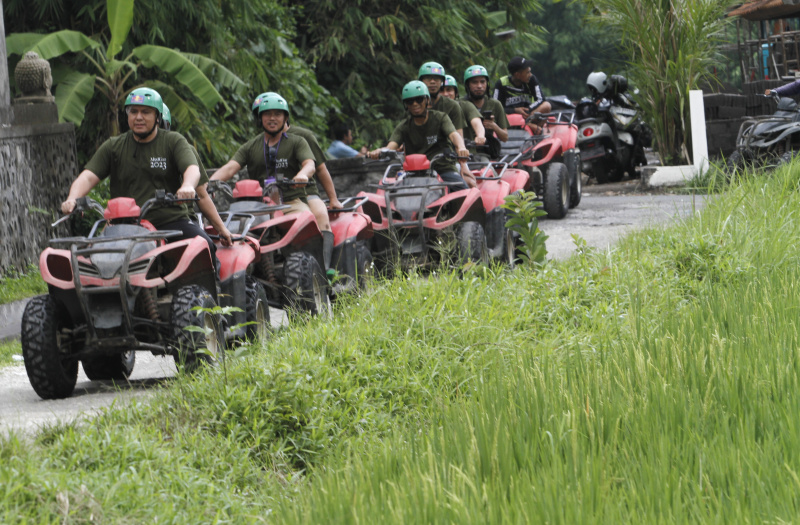 Wisata mengelilingi dengan menggunakan ATV  di desa Singapadu, Kabupaten Gianyar, Bali ini sangat diminati oleh wisatawan lokal dan wisatawan asing (Ashar/SinPo.id)