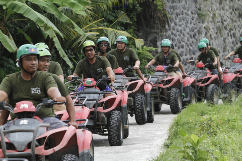 Wisata mengelilingi dengan menggunakan ATV  di desa Singapadu, Kabupaten Gianyar, Bali ini sangat diminati oleh wisatawan lokal dan wisatawan asing (Ashar/SinPo.id)