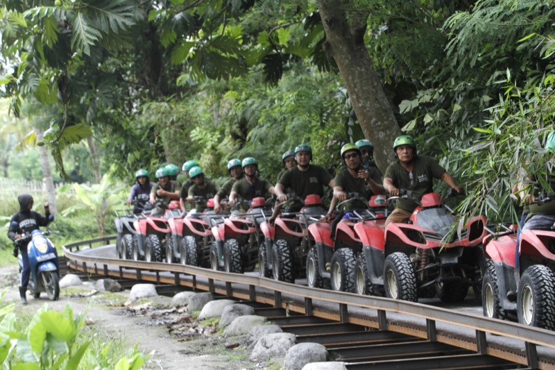 Wisata mengelilingi dengan menggunakan ATV  di desa Singapadu, Kabupaten Gianyar, Bali ini sangat diminati oleh wisatawan lokal dan wisatawan asing (Ashar/SinPo.id)