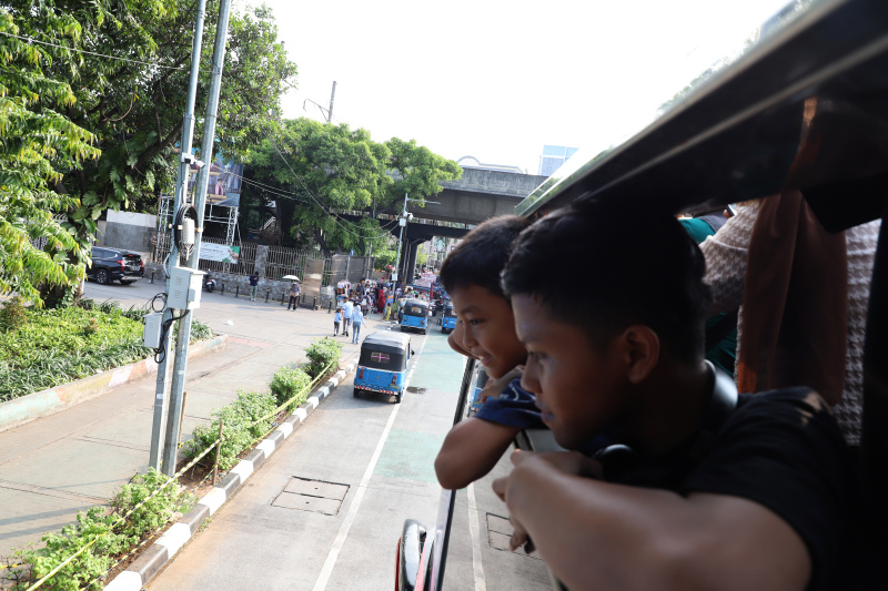 Warga mengantre untuk menaiki bus tingkat wisata atap terbuka Transjakarta di halte Irti Monas (Ashar/SinPo.id)