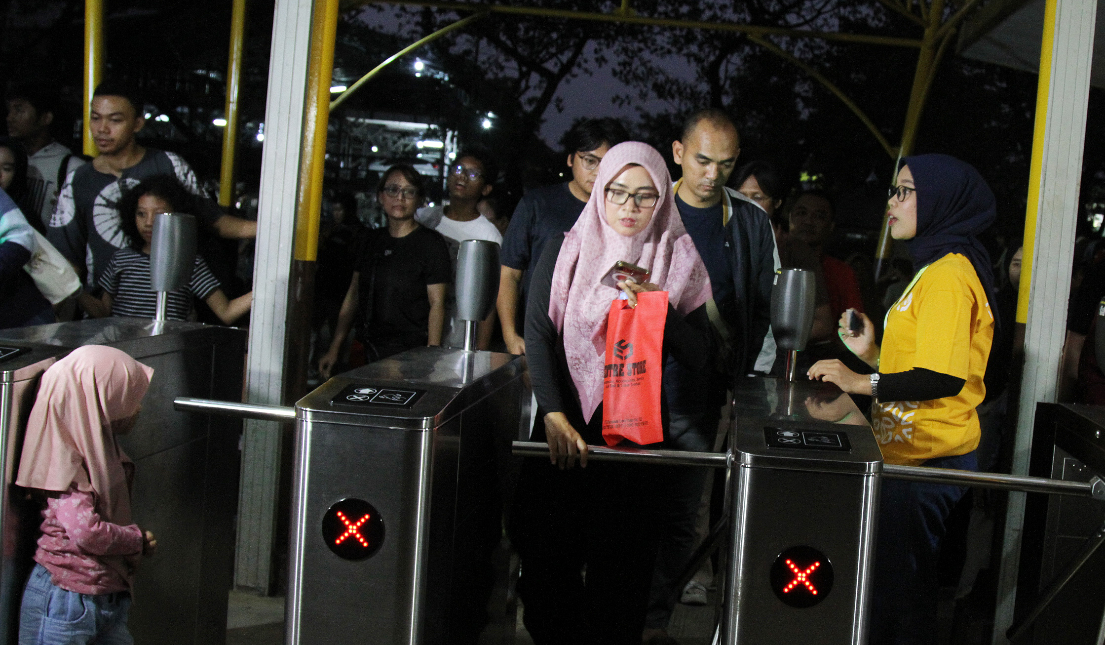 Wisata malam di Taman Margasatwa Ragunan. (Agus Priatna/SinPo.id)