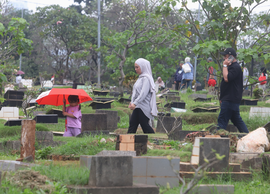 Warga sedang melakukan ziarah kubur menjelang datangnya Bulan Suci Ramadhan 1447 H di TPU Karet Bivak (Ashar/SinPo.id)