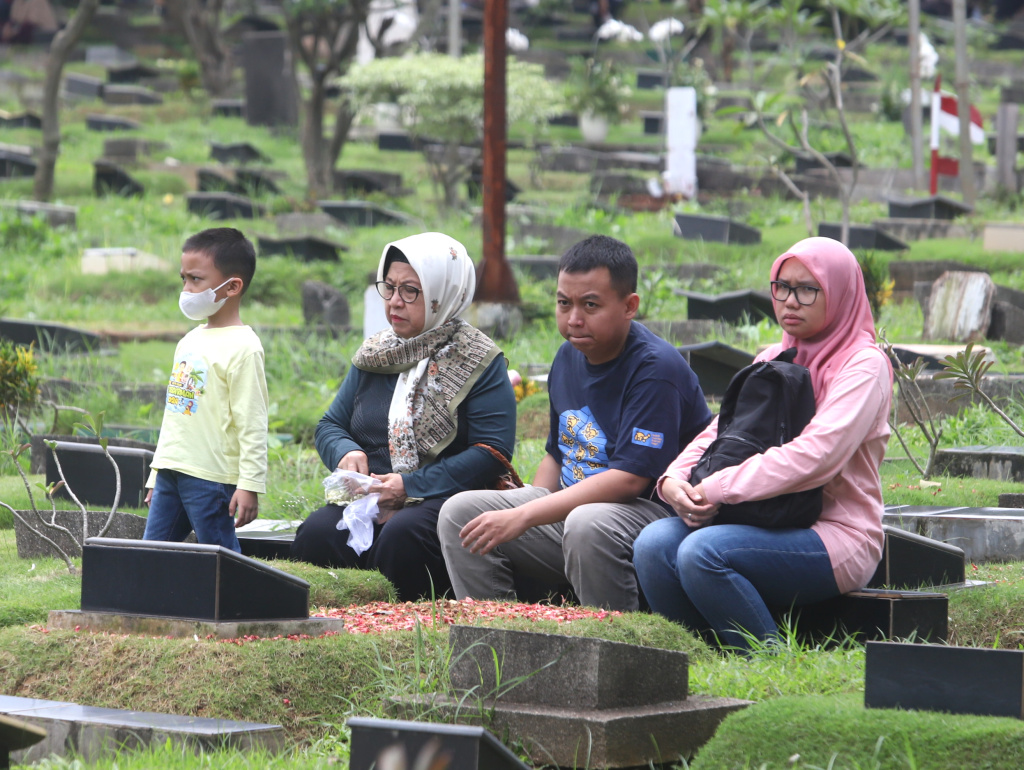 Warga sedang melakukan ziarah kubur menjelang datangnya Bulan Suci Ramadhan 1447 H di TPU Karet Bivak (Ashar/SinPo.id)