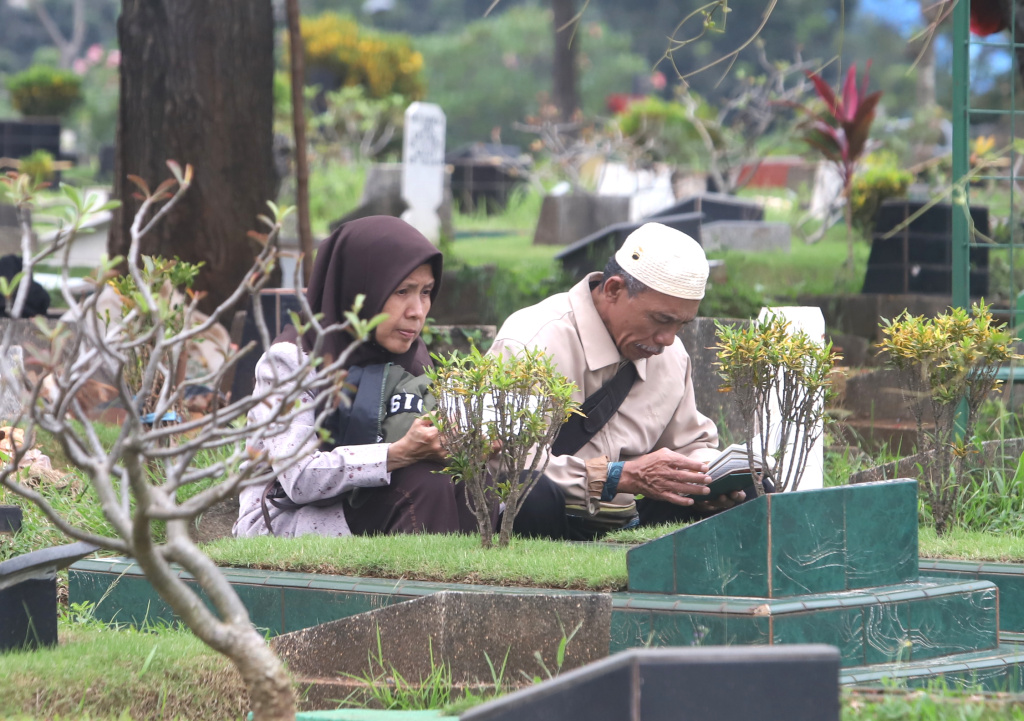 Warga sedang melakukan ziarah kubur menjelang datangnya Bulan Suci Ramadhan 1447 H di TPU Karet Bivak (Ashar/SinPo.id)