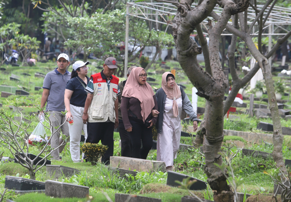 Warga sedang melakukan ziarah kubur menjelang datangnya Bulan Suci Ramadhan 1447 H di TPU Karet Bivak (Ashar/SinPo.id)