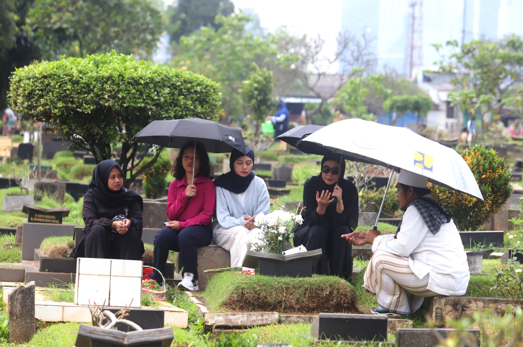 Warga sedang melakukan ziarah kubur menjelang datangnya Bulan Suci Ramadhan 1447 H di TPU Karet Bivak (Ashar/SinPo.id)