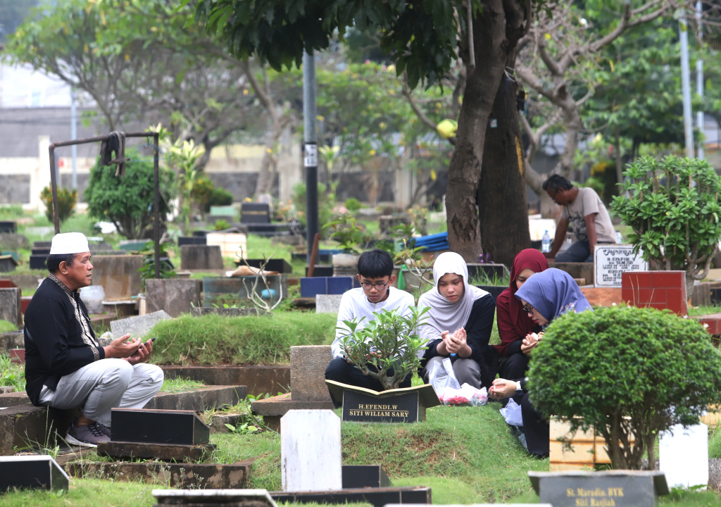 Warga sedang melakukan ziarah kubur menjelang datangnya Bulan Suci Ramadhan 1447 H di TPU Karet Bivak (Ashar/SinPo.id)