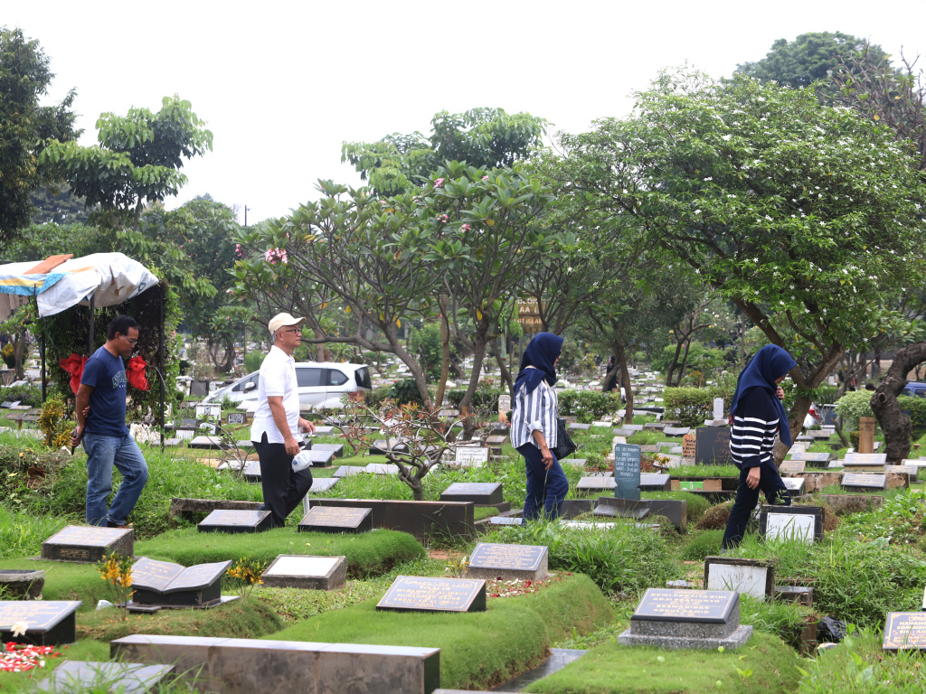 Warga sedang melakukan ziarah kubur menjelang datangnya Bulan Suci Ramadhan 1447 H di TPU Karet Bivak (Ashar/SinPo.id)