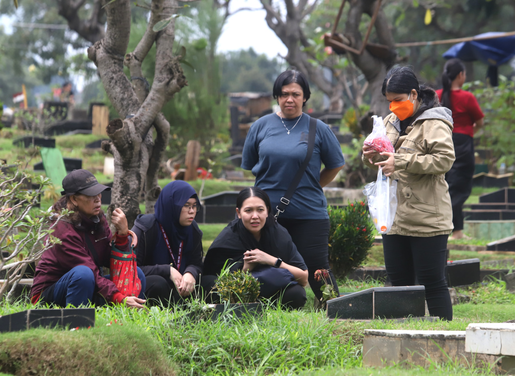 Warga sedang melakukan ziarah kubur menjelang datangnya Bulan Suci Ramadhan 1447 H di TPU Karet Bivak (Ashar/SinPo.id)