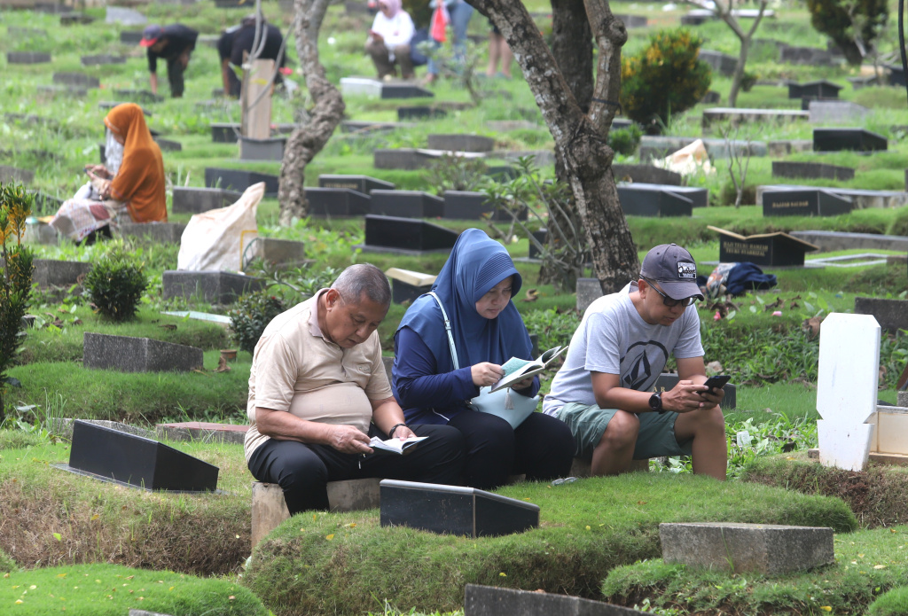 Warga sedang melakukan ziarah kubur menjelang datangnya Bulan Suci Ramadhan 1447 H di TPU Karet Bivak (Ashar/SinPo.id)