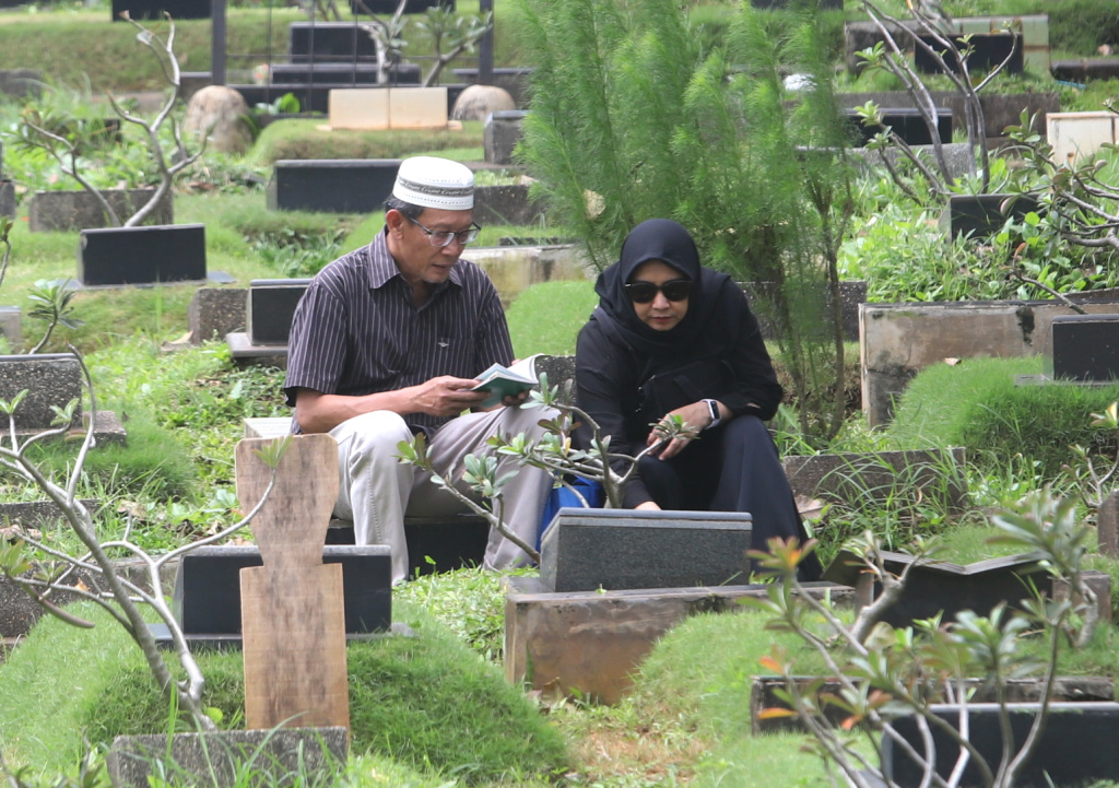 Warga sedang melakukan ziarah kubur menjelang datangnya Bulan Suci Ramadhan 1447 H di TPU Karet Bivak (Ashar/SinPo.id)