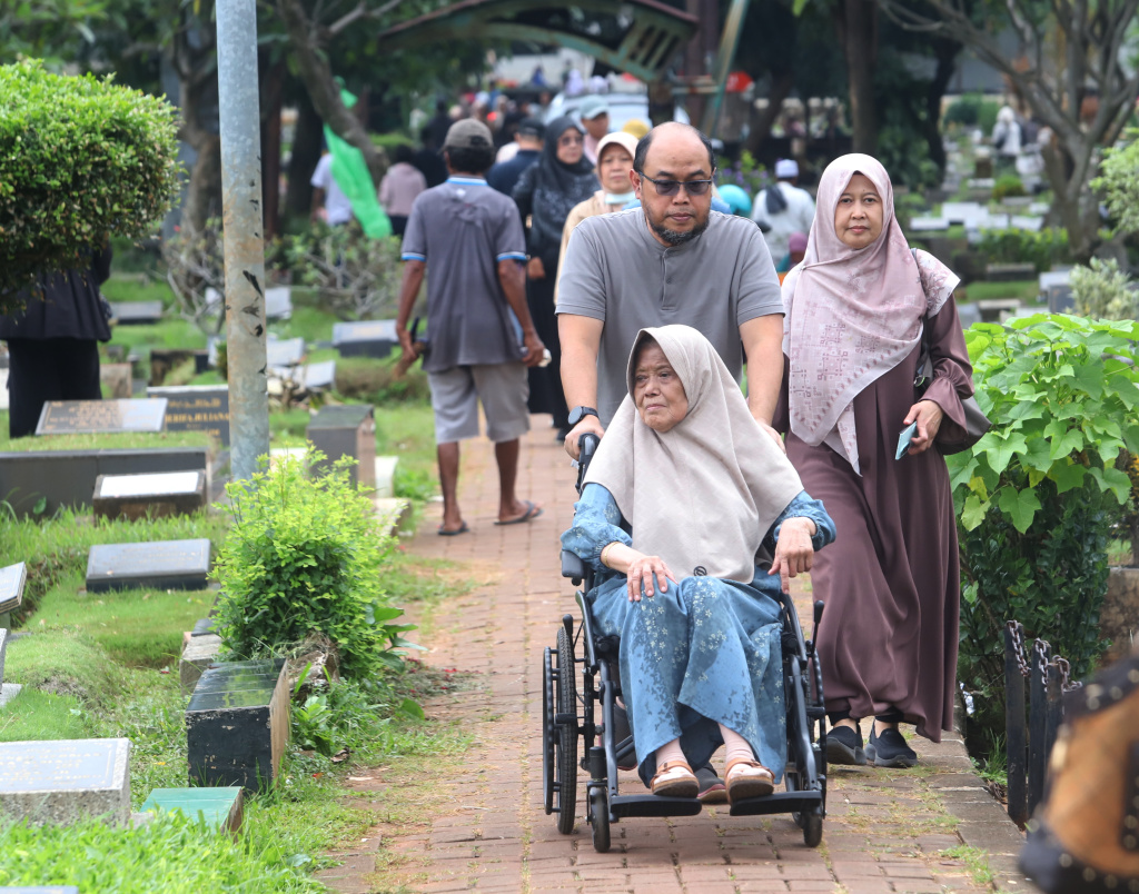 Warga sedang melakukan ziarah kubur menjelang datangnya Bulan Suci Ramadhan 1447 H di TPU Karet Bivak (Ashar/SinPo.id)