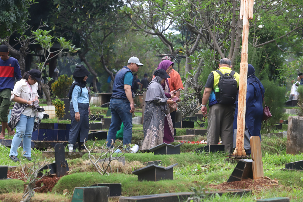 Warga sedang melakukan ziarah kubur menjelang datangnya Bulan Suci Ramadhan 1447 H di TPU Karet Bivak (Ashar/SinPo.id)