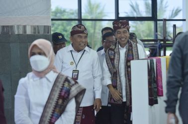 Presiden Jokowi meninjau Sentra Tenun Jembrana, di Kabupaten Jembrana, Kamis (02/02/2023). (Foto: Humas Setkab/Jay)