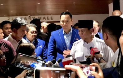 Bakal calon presiden Prabowo Subianto (kanan) didampingi Ketua Umum Partai Demokrat Agus Harimurti Yudhoyono (dua kanan). (SinPo.id/Antara)