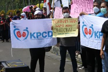 KPCDI bersama Dewan Kesehatan Rakyat (DKR) melakukan aksi unjuk rasa di depan Istana Presiden, Jakarta beberapa waktu lalu. (SinPo.id/dok. KPCDI)